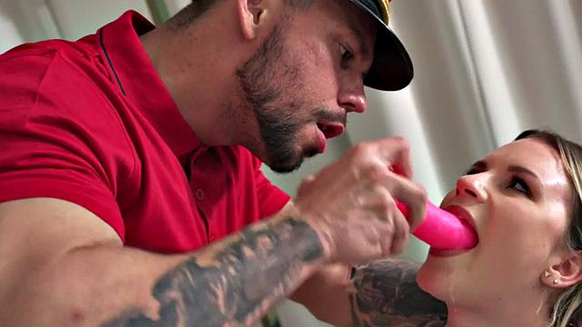 Cockhungry hotel bae gets pussysmashed on the table