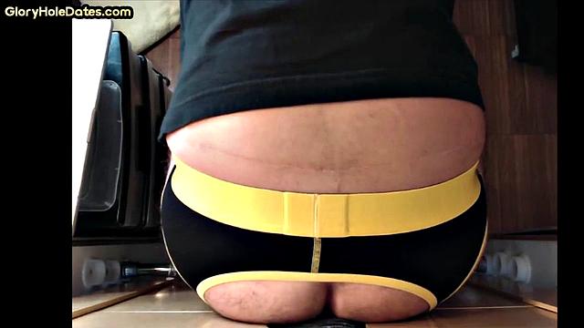 парень сосёт в глори-ходе, потом получает жёстко в зад