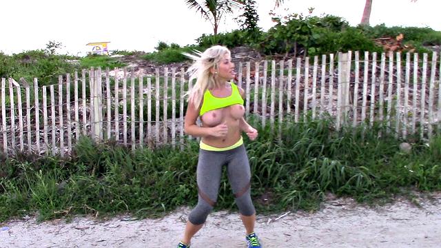 сексапильная блондинка срывает тренировку, чтобы отдаться в постели