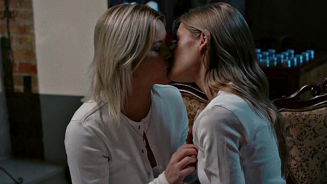 Les babe fingering asshole and pussy before sixtynining