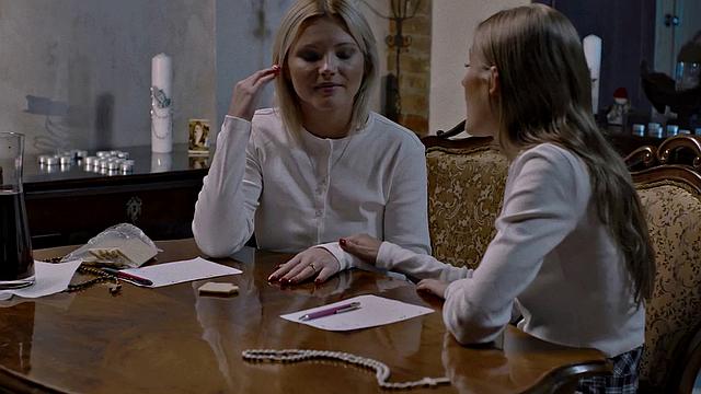 Les babe fingering asshole and pussy before sixtynining