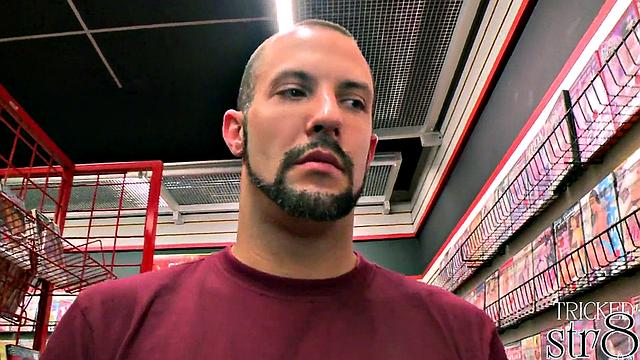 Real straight guy fooled at the gloryhole