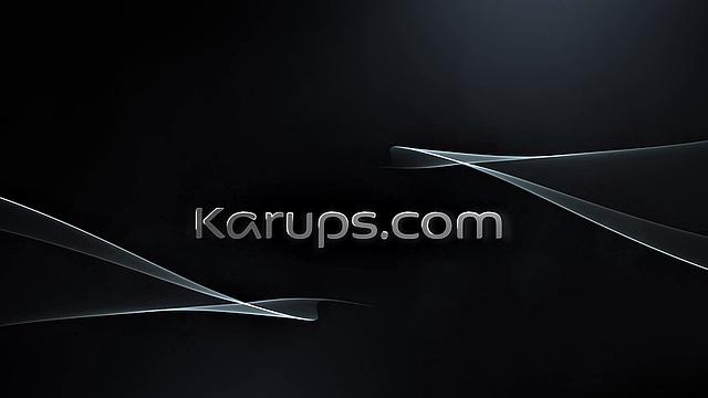 зрелая блондинка в чулках дрочит на диване