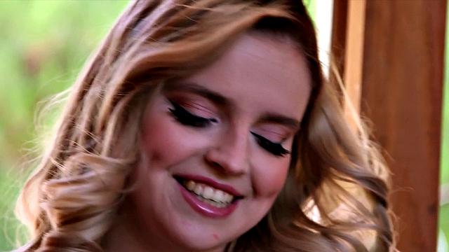 пышногрудая блондинка Коди нежно дрочит волосатую киску в сене