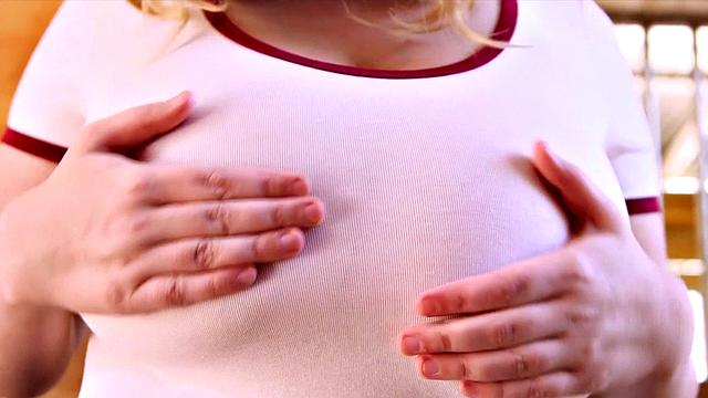 пышногрудая блондинка Коди нежно дрочит волосатую киску в сене