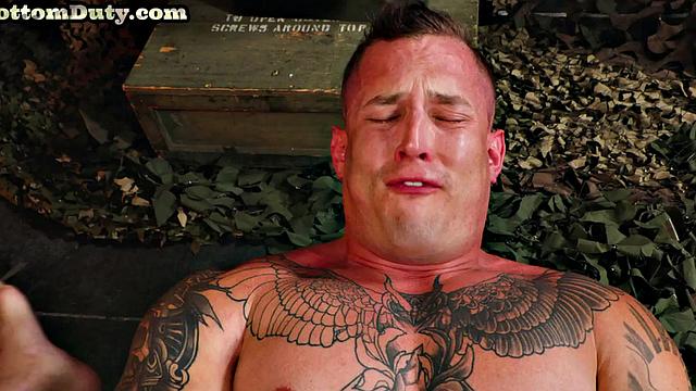 мускулистый армеец унижает парня страстным языком