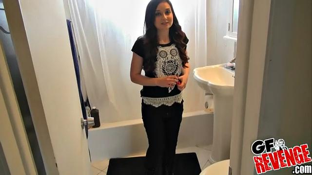 брюнетка доводит парня языком и устраивает жаркое домашнее порно