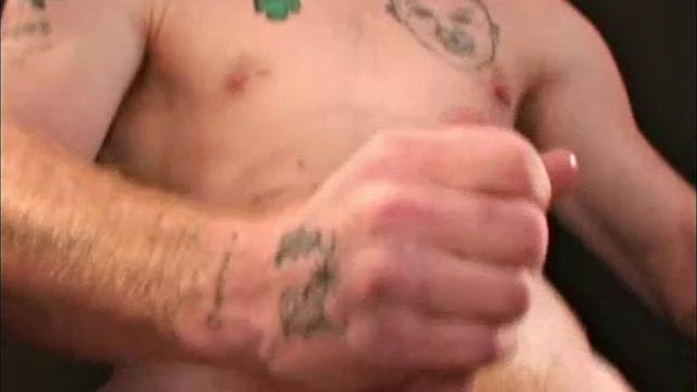 донни дрочит и кончает на камеру