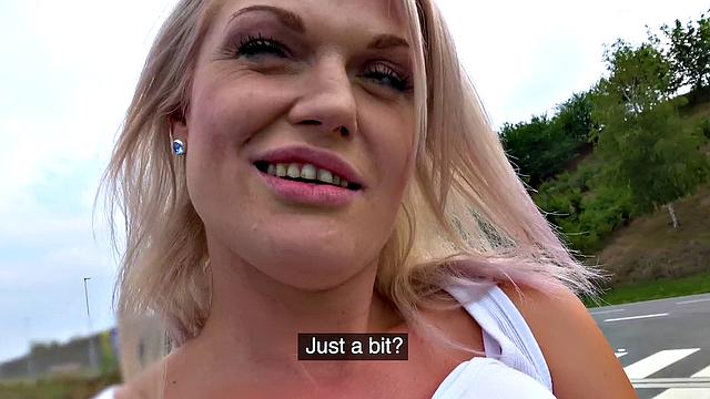 блондинка milf angella luxxx в белье трахается на капоте машины на улице