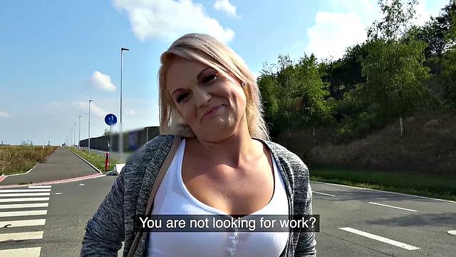 блондинка milf angella luxxx в белье трахается на капоте машины на улице