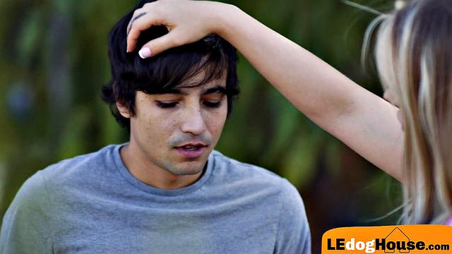 она разогревает, а потом двигает попкой по полной