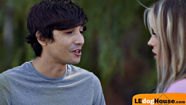 она разогревает, а потом двигает попкой по полной