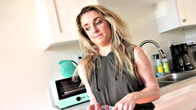 стройная малышка получает по полной в анал и раком