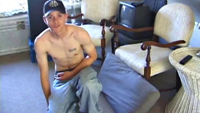 Тайлер дрочит на камеру и кончает по-гейски ярко.