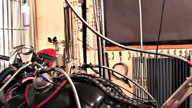 начальница связывает секретаршу и устраивает жесткий разгон в офисе