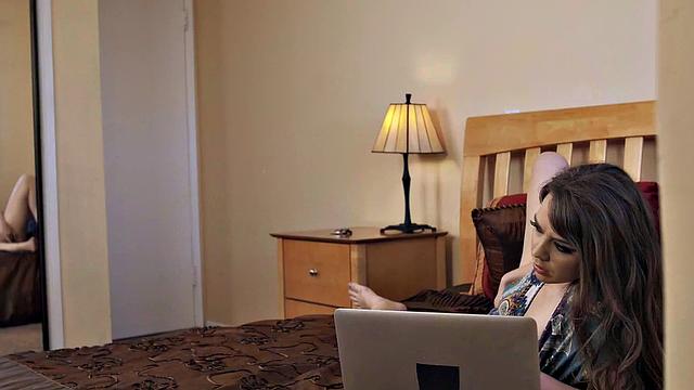 включайся в страстные игры с двумя горячими подругами и игрушками