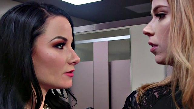 брюнетка зверски шпилит блондинку в анал страпоном и огромной игрушкой