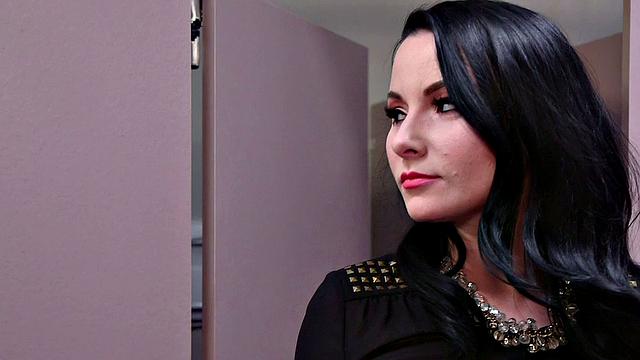 брюнетка зверски шпилит блондинку в анал страпоном и огромной игрушкой