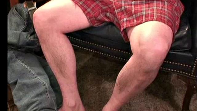 Джордж дрочит до мощного выброса на пределе страсти