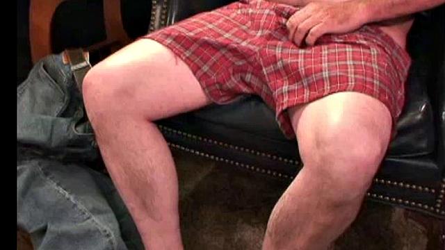 Джордж дрочит до мощного выброса на пределе страсти