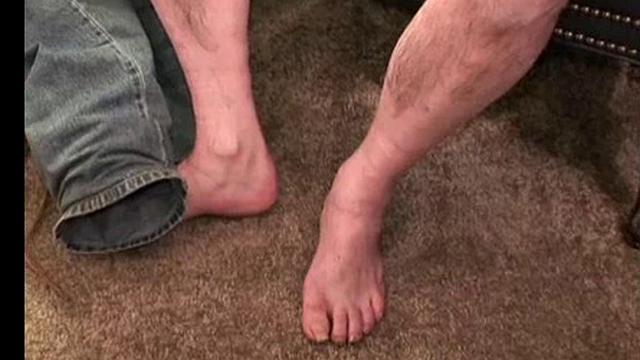 Джордж дрочит до мощного выброса на пределе страсти