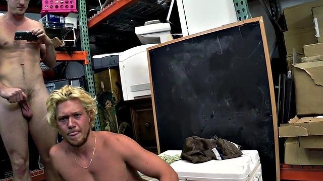 два блондина визжат под хуями хозяев в подсобке магазина