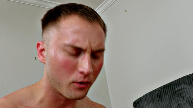 Дэниел жестко трахает накачанного Коди по армейским правилам