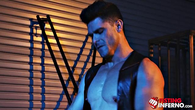 Кожаный мачо жёстко шпилит качка без остановки