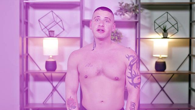 мускулистые качки с тату трахают друг друга на жестком гей-кастинге