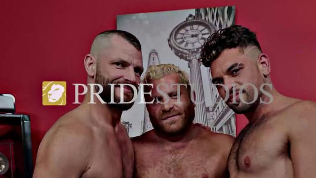 мускулистые качки с тату трахают друг друга на жестком гей-кастинге