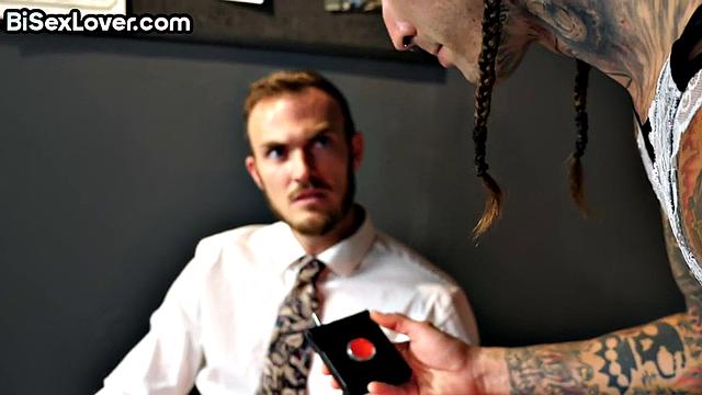 Bisex babe facesitting and sucking in hot 3some