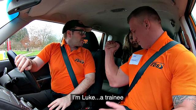 британская милфа устраивает весёлый урок прямо в машине