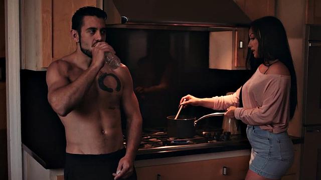 грешная мамка скачет на члене пасынка, страсть зашкаливает