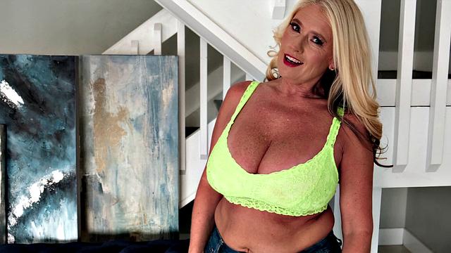 Maddie Cross, housewife