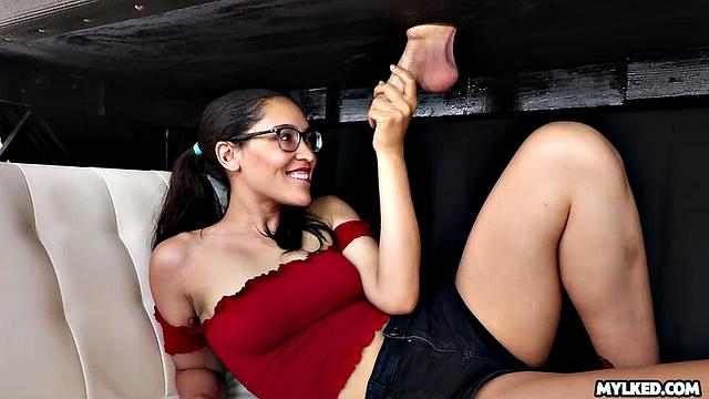 Xaya Lovelle доводит до оргазма мощным дрочевом на камеру.