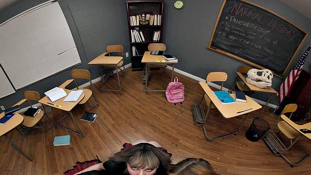 Три взрослые студентки без ума от огромного члена профессора