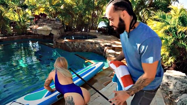 Busty babe deepthroating outdoor fucked in swimming pool