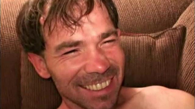 Шеннон дрочит и заканчивает на первом гей-сеансе с парнем.