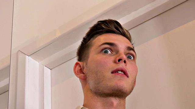 зрелая брюнетка получает полный член на день рождения