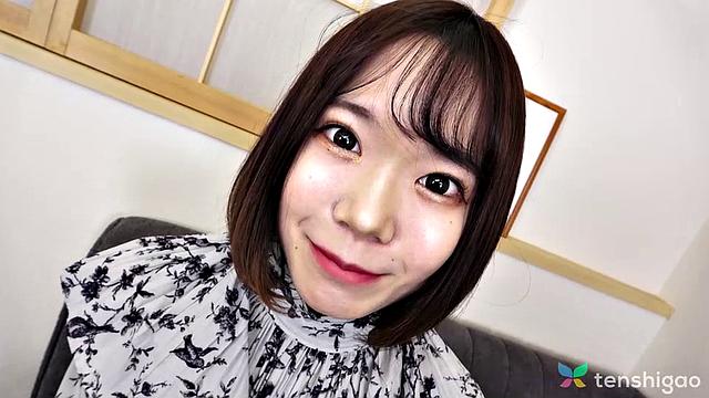 ayumi дерзко соблазняет на диване в короткой юбке