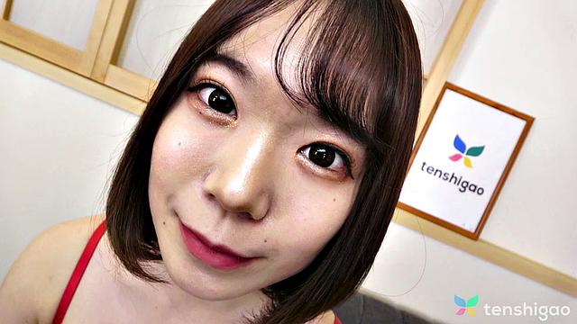ayumi дерзко соблазняет на диване в короткой юбке