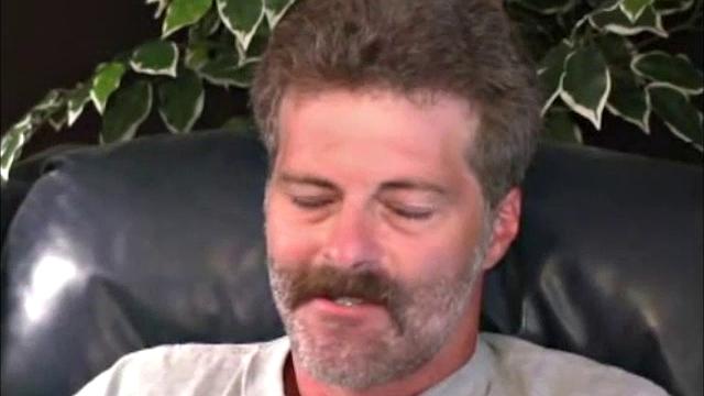 зрелый мужик дрочит майку и доводит до оргазма