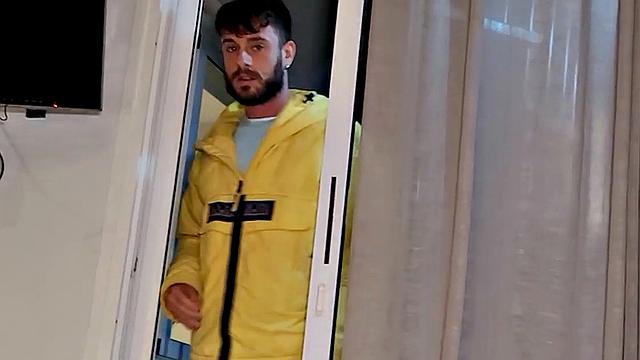 Смотри, как друг твоего бро жаждет твой член и принимает его жёстко