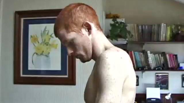 рыжий скейтер Тристиан дрочит на кухонном столе