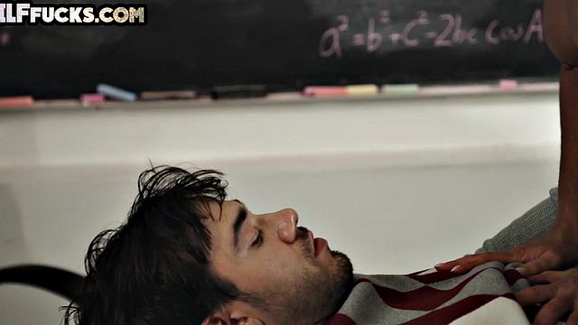 Пышногрудая GILF с наслаждением принимает в волосатую киску прямо в классе