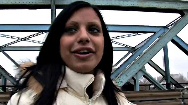 Индийская красотка не выдержала и дала в парке по-собачьи