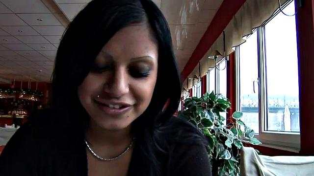 Индийская красотка не выдержала и дала в парке по-собачьи