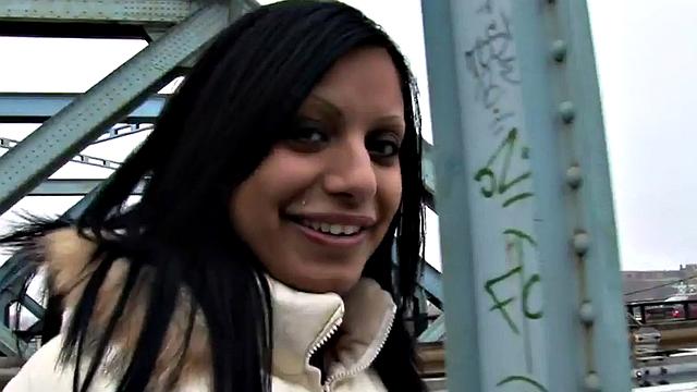 Индийская красотка не выдержала и дала в парке по-собачьи