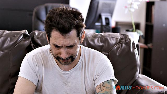 отчим облизывает киску падчерицы и жарко трахает боком