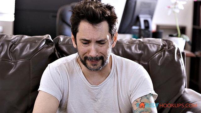 отчим облизывает киску падчерицы и жарко трахает боком